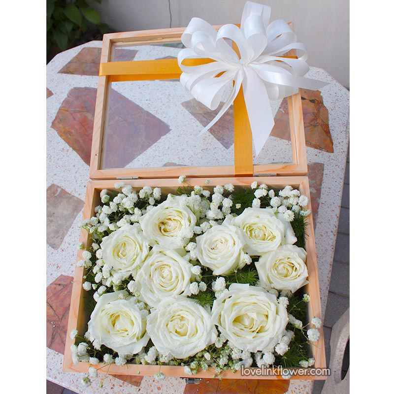 กล่องดอกไม้ Box 21     กล่องของขวัญดอกกุหลาบขาว กล่องดอกไม้ Box 21