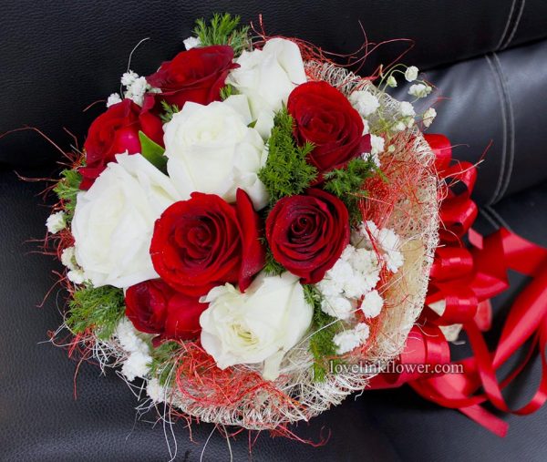 ช่อดอกกุหลาบแดงและกุหลาบขาวรวมกัน