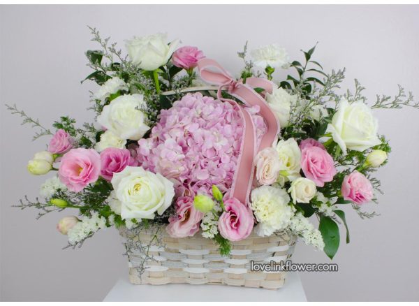 กระเช้าดอกไม้สีชมพูหวาน