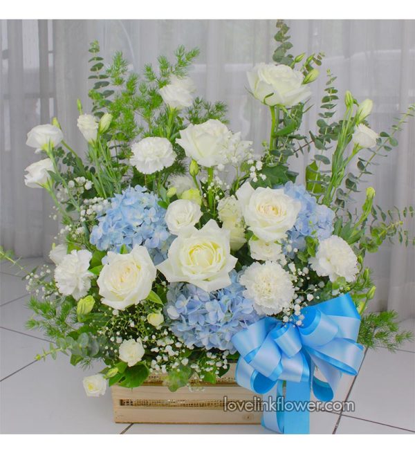 กระเช้าดอกไม้สีฟ้าขาว