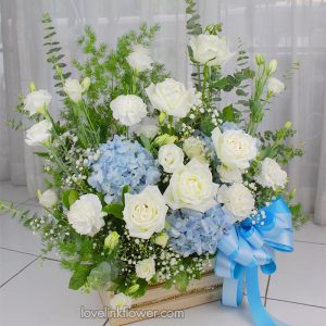 กระเช้าดอกไม้สีฟ้าขาว