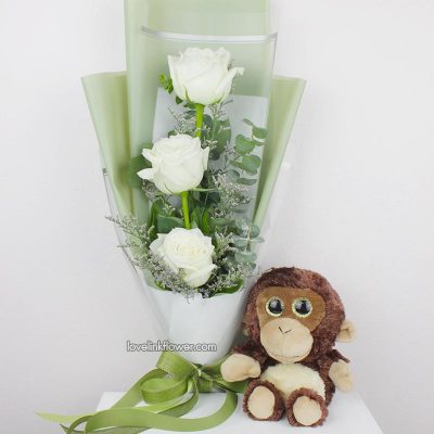 ตุ๊กตาลิงและช่อดอกไม้