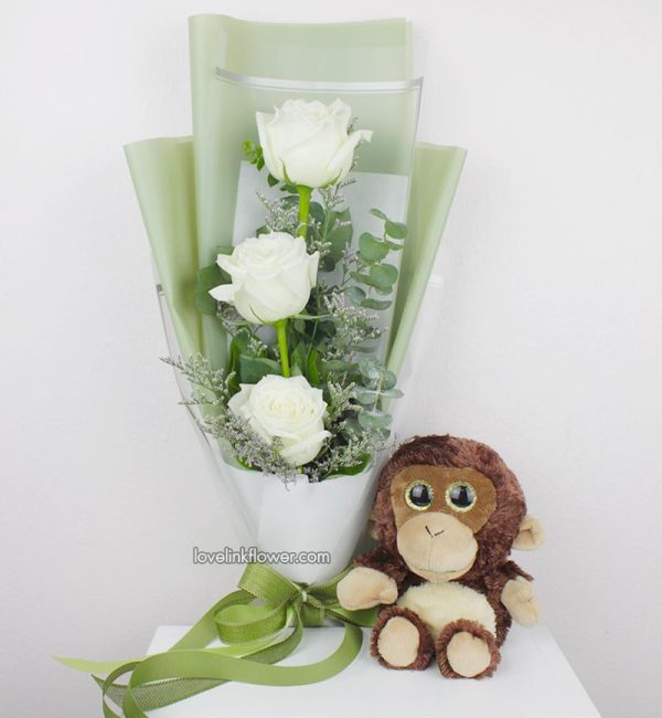 ตุ๊กตาลิงและช่อดอกไม้