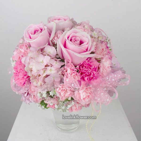 แจกันดอกไม้ไฮเดรนเยียและดอกกุหลาบสีชมพู