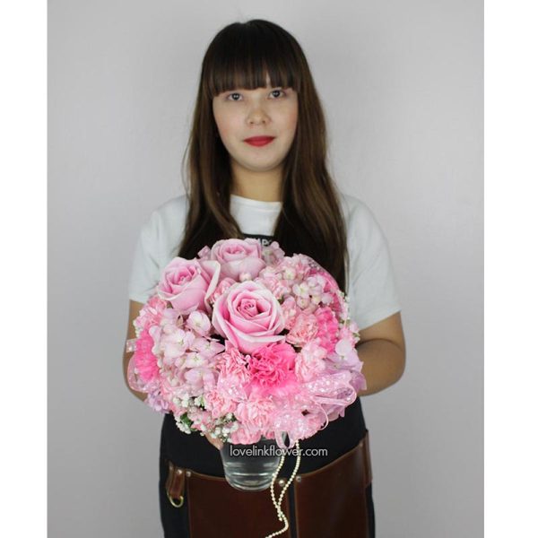 แจกันดอกไม้ไฮเดรนเยียและดอกกุหลาบสีชมพู
