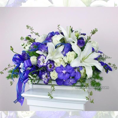 กล่องดอกไม้ ไม้ระแนง ดอกไม้โทนสีน้ำเงินม่วง