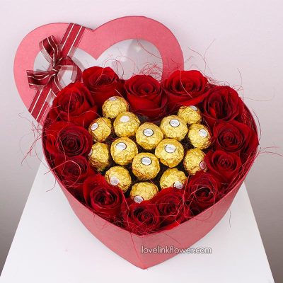 กล่องดอกไม้ กุหลาบแดง เฟอร์เรโร่ จัดเป็นรูปหัวใจ