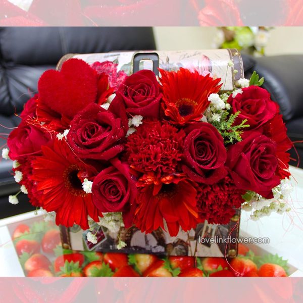 กล่องดอกไม้ สีแดงสื่อถึงความรัก