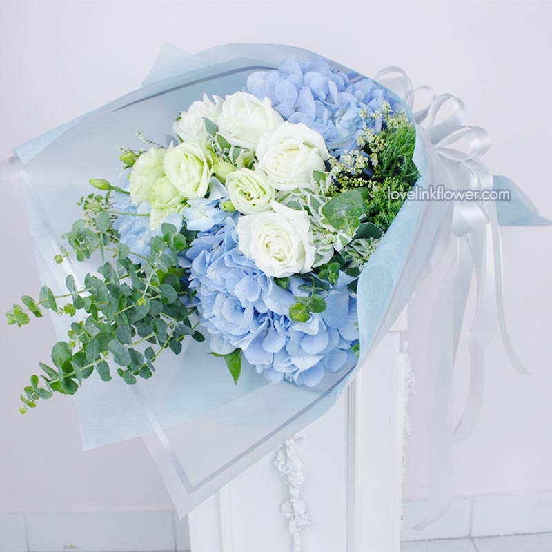 ช่อดอกกุหลาบขาว และไฮเดรนเยียสีฟ้า รักเธอคนเดียว Vbu 323