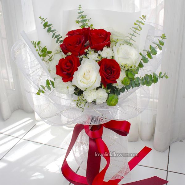 ดอกกุหลาบขาวและกุหลาบแดงวาเลนไทน์