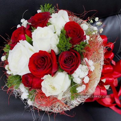 ช่อดอกไม้วันวาเลนไทน์ ช่อดอกกุหลาบแดง และดอกกุหลาบขาว ในช่อเดียวกัน