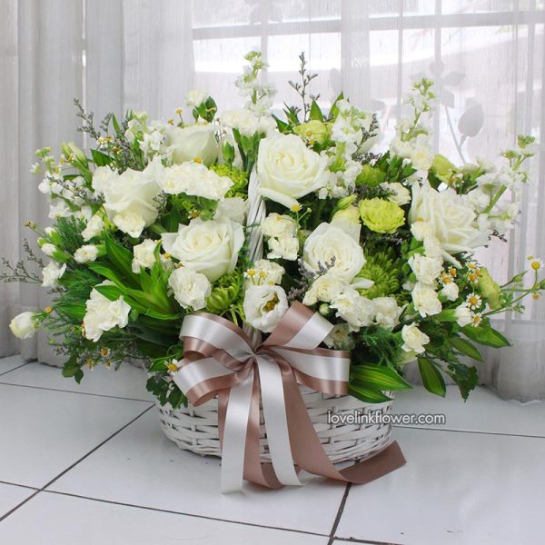 กระเช้าดอกไม้สีขาว
