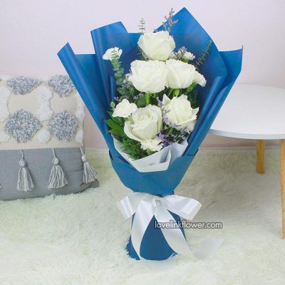 ช่อดอกกุหลาบขาวห่อกระดาษสีน้ำเงิน